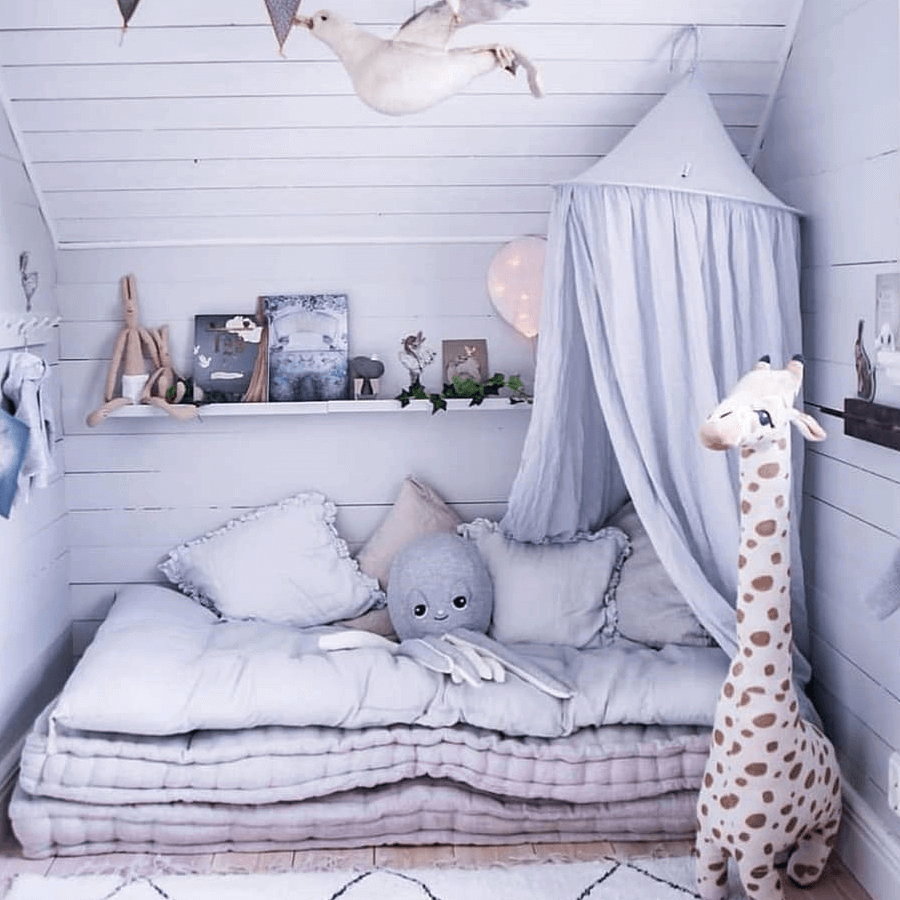 Nursery decor, nic room with giraffe